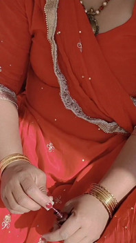 Une bhabhi punjabi se fait peindre le clou sur le toit