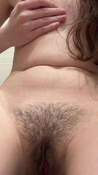 Compilazione di ragazza russa che fa pipì nel water Vagina bagnata con smegma e discorsi sporchi