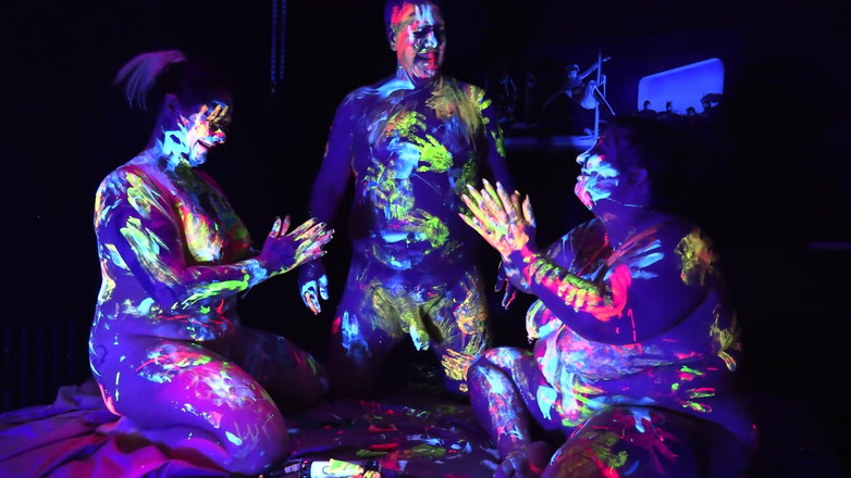 MattyFacial: Развлечение в тройничке с УФ-излучением