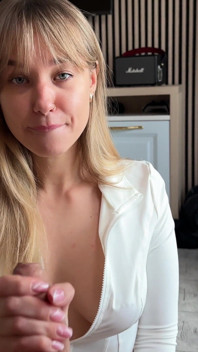 Ma Jeune Demi-sœur Veut Toucher Ma Bite