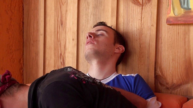 CASTING PORN AMATOR: Futută de cea mai bună prietenă a lui Shies, legată...