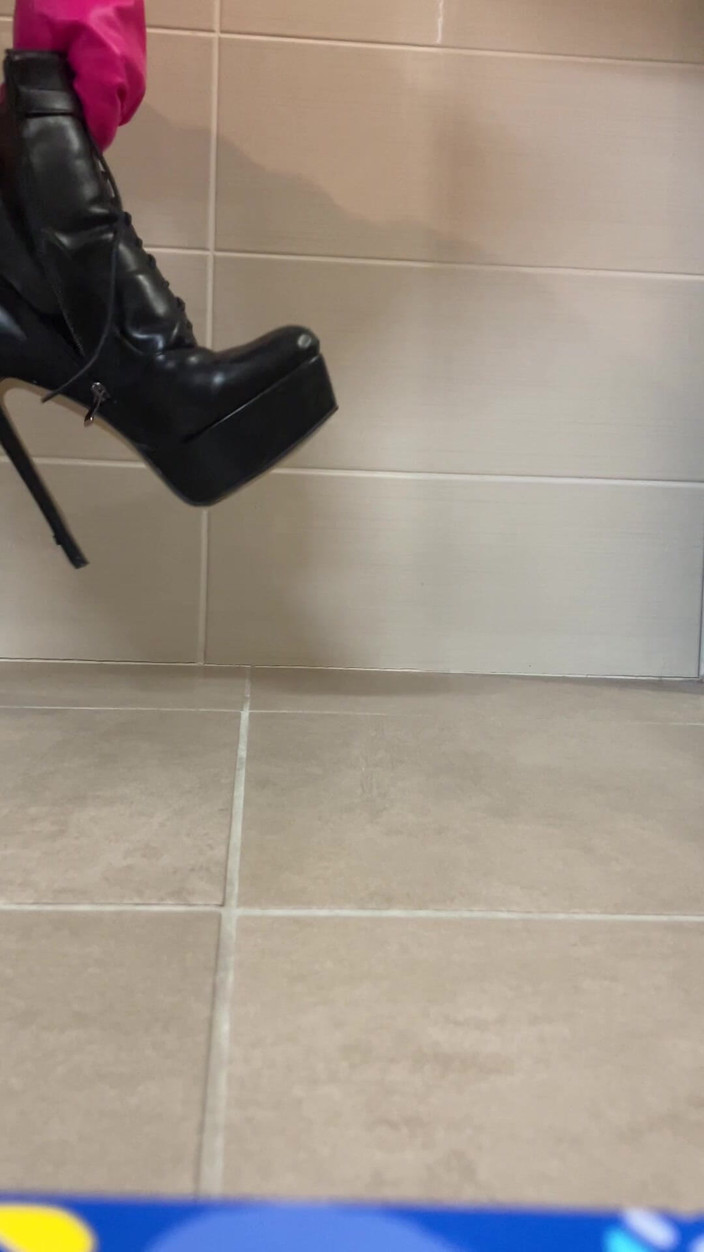 Celiasm: Latexová ponožka na vysokém podpatku