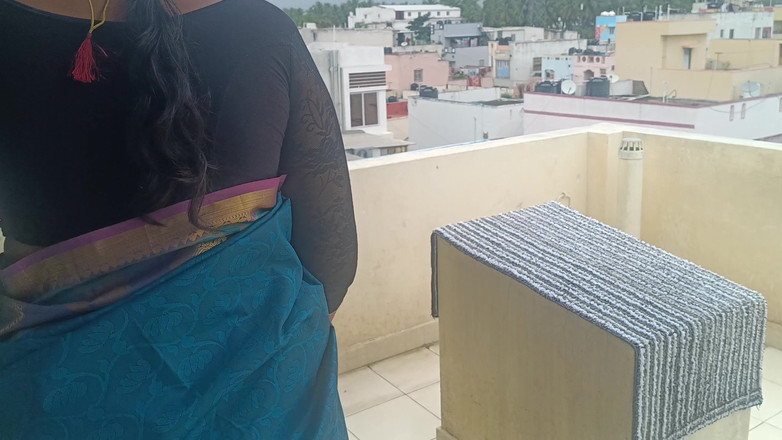 Inba: 邻居已婚女人在楼梯上展示结构