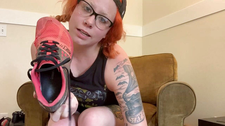 Deanna deadly: Моє брудне зношене спортивне взуття