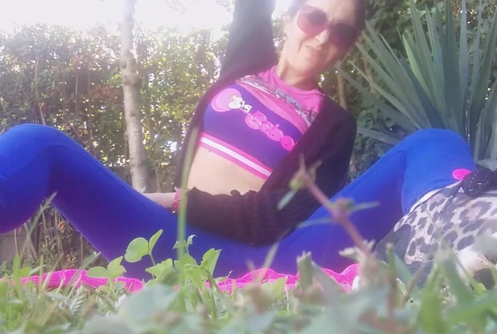 savannahamatoriale: 정원에서 터치하고 오줌을 만지는 것이 좋습니다.