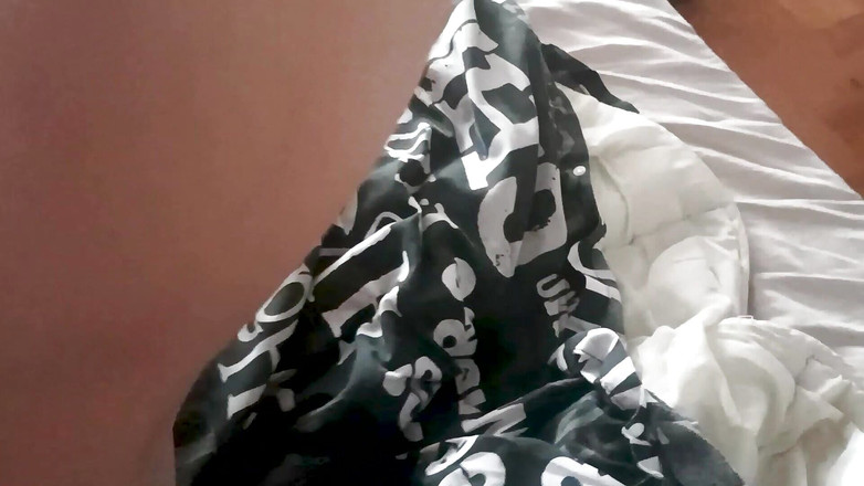 vuana: 年轻的荡妇熟女想要射在她的舌头和喉咙上，以吞下每一滴精液