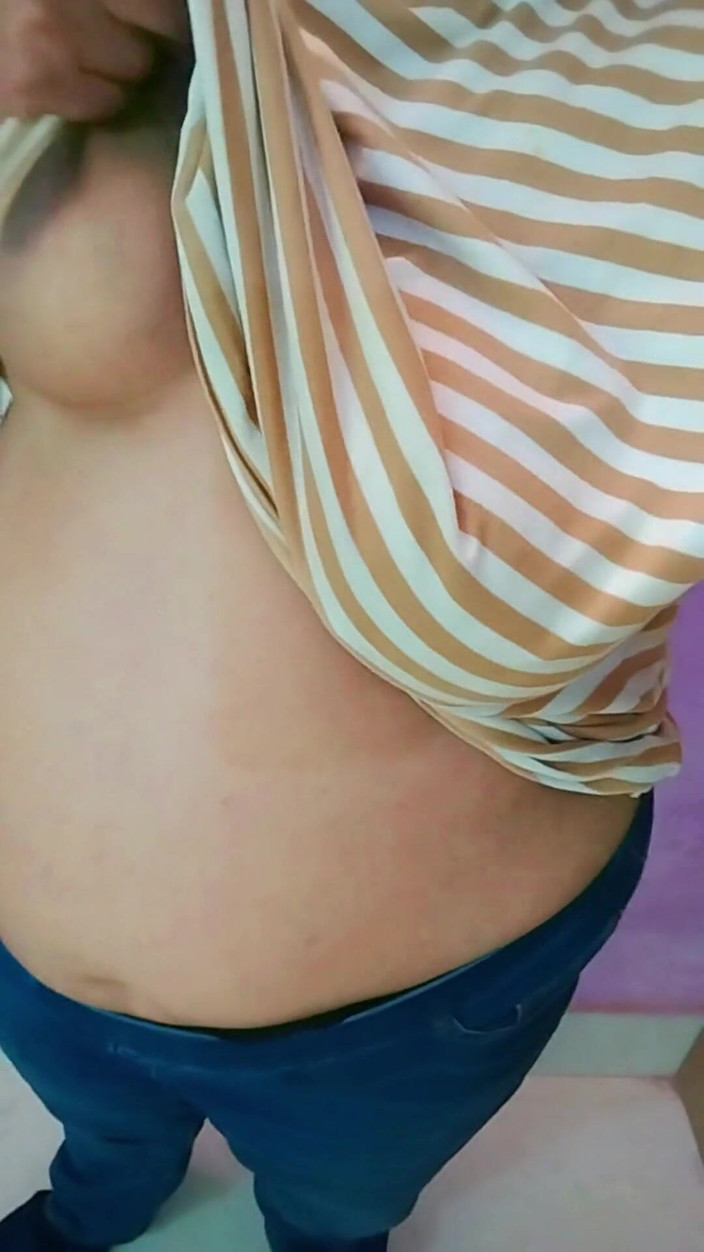 Aria Mia: Sexy manželka předvádí svá velká prsa