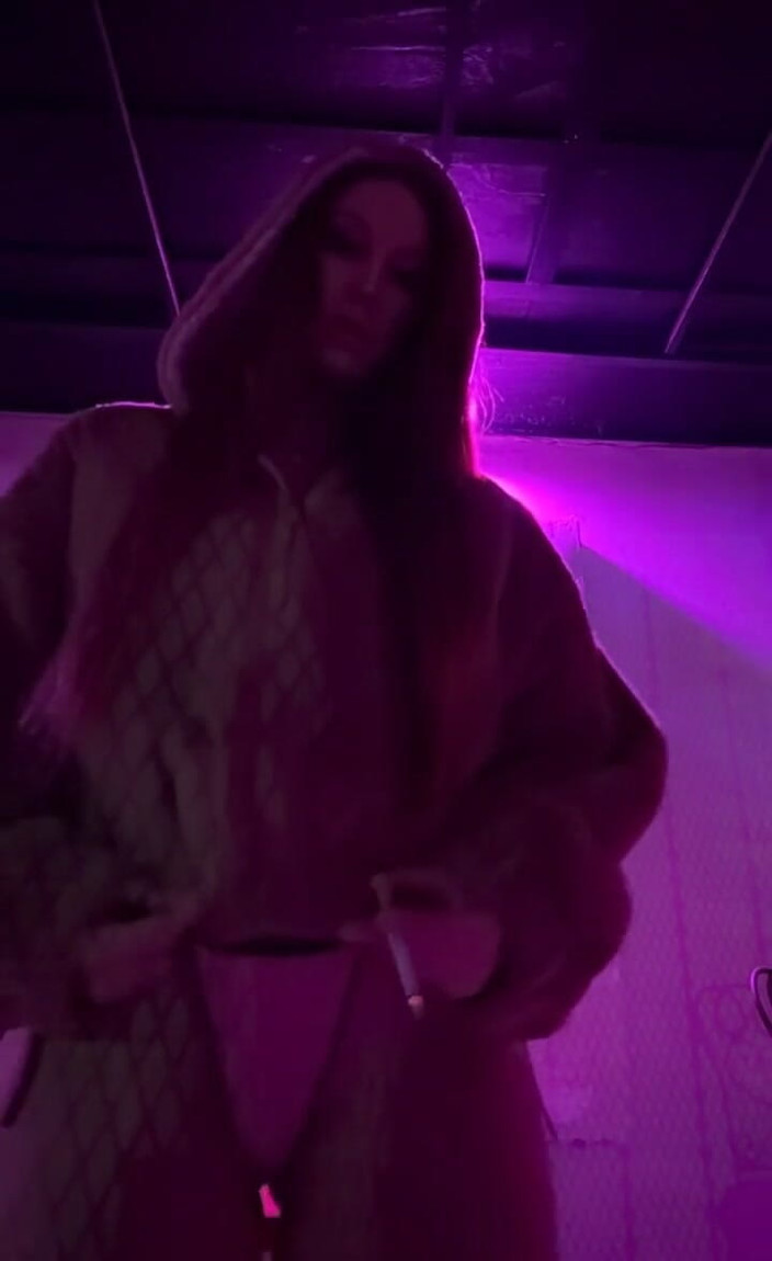 Artemisia Love: Uno Una Sigaretta Con Addosso Un Bikini E Una Giacca...