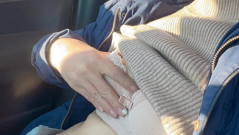 sweethanajapanese: Ela abre a buceta peluda no carro e depois sai...