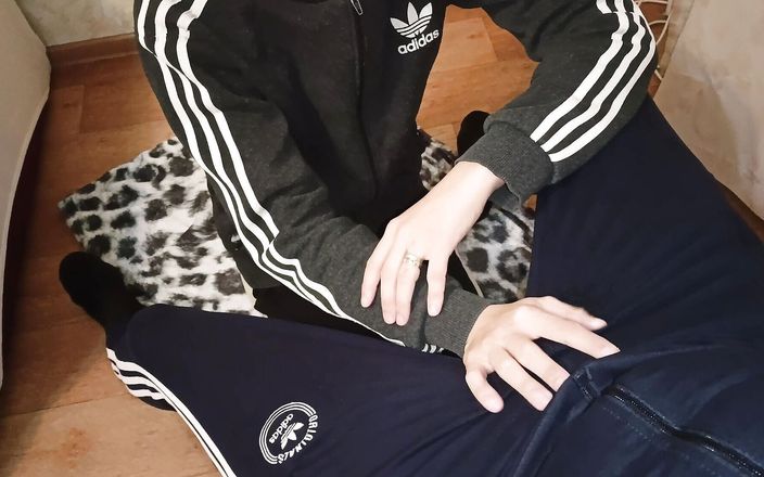 ArchiRusik: Adidas si cowok sange ini lagi asik nyepong kontol besar...