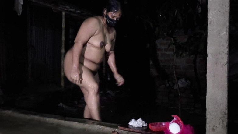 SAFI-SEXY: Hintli ateşli teyze yağmur köyünde banyo yapıyor
