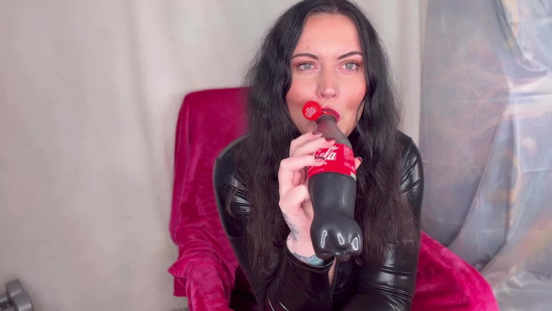 MissFFW: Slečna Ffw si užívá láhev coly a burping