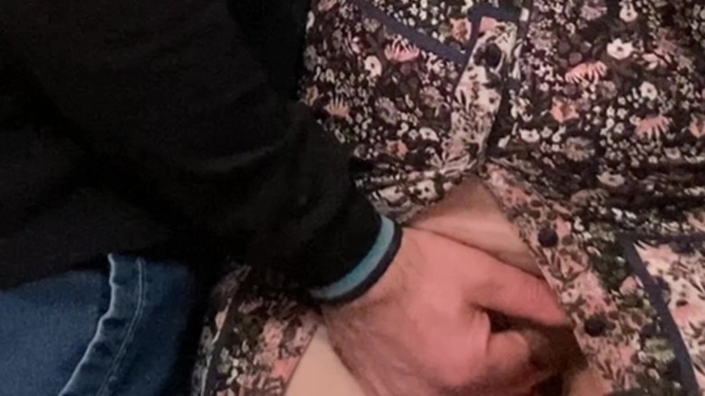 Niki studio: Strano pervertito si sgrilletta la figa in una metropolitana