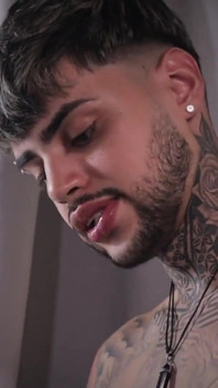 Mamada facial caliente tatuada tatuada Mike usando magic c sweet twink boca y cubriendo su cara con esperma grueso