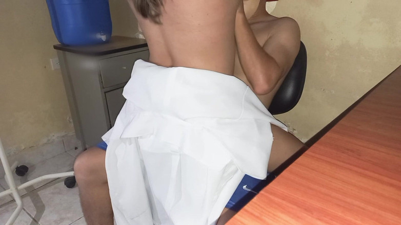 Martin13: Jururawat meyakinkan doktor bahawa kongkek sengit akan membetulkan hubungan kerja...