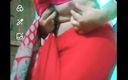 Gauri Sissy: Indický gay crossdresser XXX nahý v červeném sárí ukazuje její podprsenku...