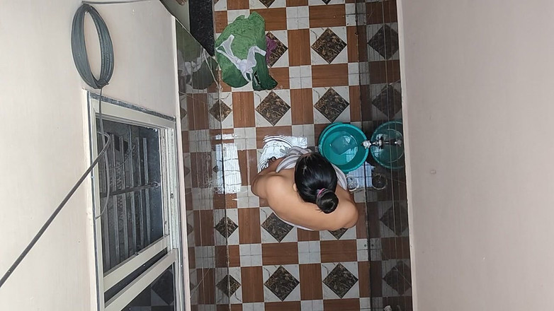 Crystalcouple: Vi a la cuñada del vecino tomando un baño