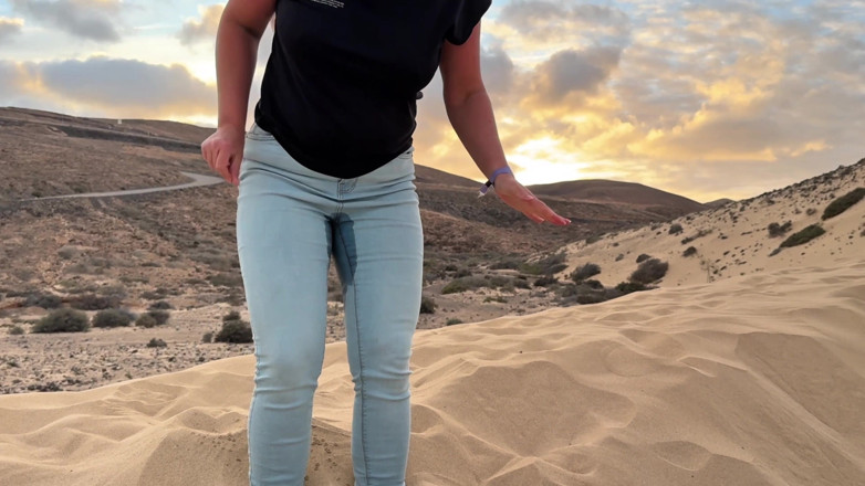 Emma Voyeur: Stuck in the Sand - I Wet My Jeans While Trapped