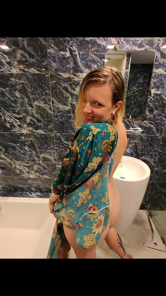 Sexymarghot: Я трахаю дупу мачухи в її ванній кімнаті