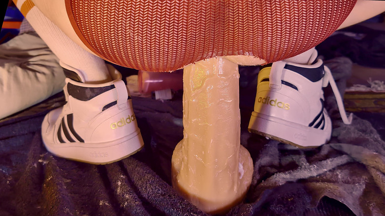 Pinkman: 我那被摧残的拳头洞骑着一根巨大的假阳具