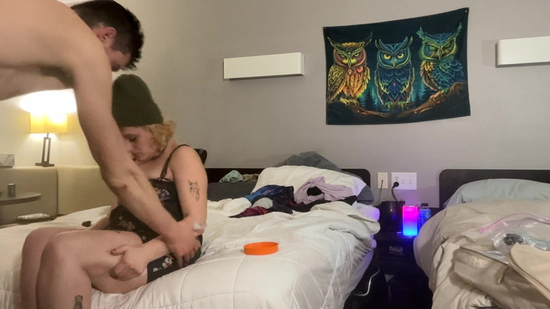 Alpha stud 4 u: Scopa la faccia e finisce per piegarla sul letto e...