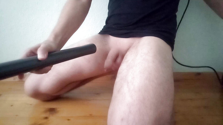 Jocum: Ele estica o pau com o aspirador de pó e...