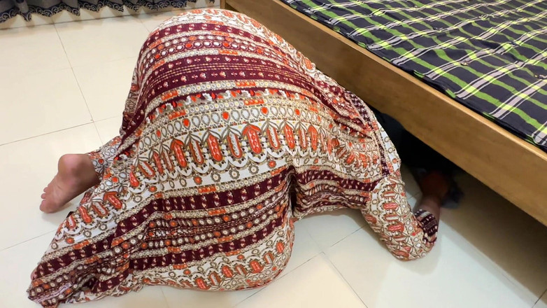 Aria Mia: エジプトの美しい大きなお尻とタイトなマンコ、ベッドの下に閉じ込められた熱い義母、そして彼女は私から荒々しいアナルを欲しがります