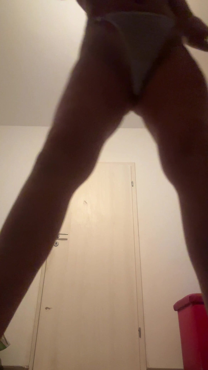 MilfyCalla: Seducție cu siluetă - Umbre pe Curbele Mele în lenjerie albă