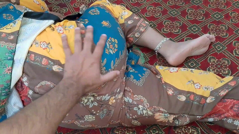 QueenbeautyQB: Üvey anne üvey oğlunu kağıt üzerinde oyun oynamaya davet ediyor