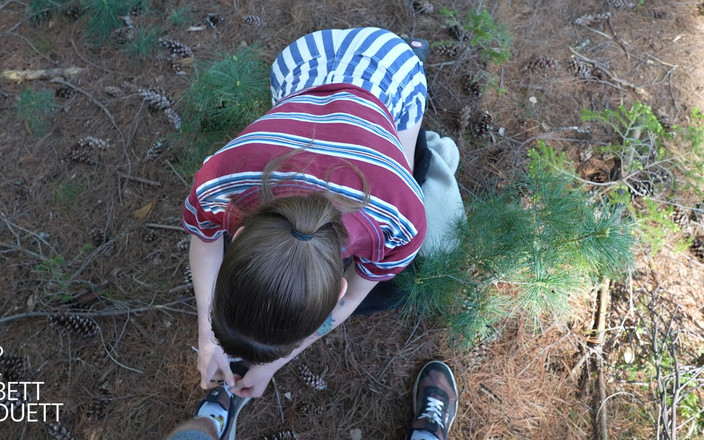 BettDuett: La ragazza ingoia lo sperma mentre cammina !!