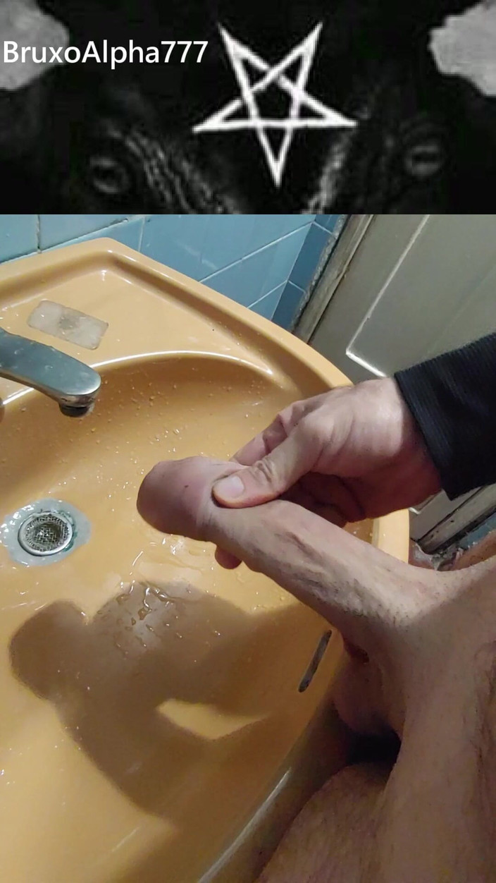 BruxoAlpha777: Il mio grosso cazzo che piscia