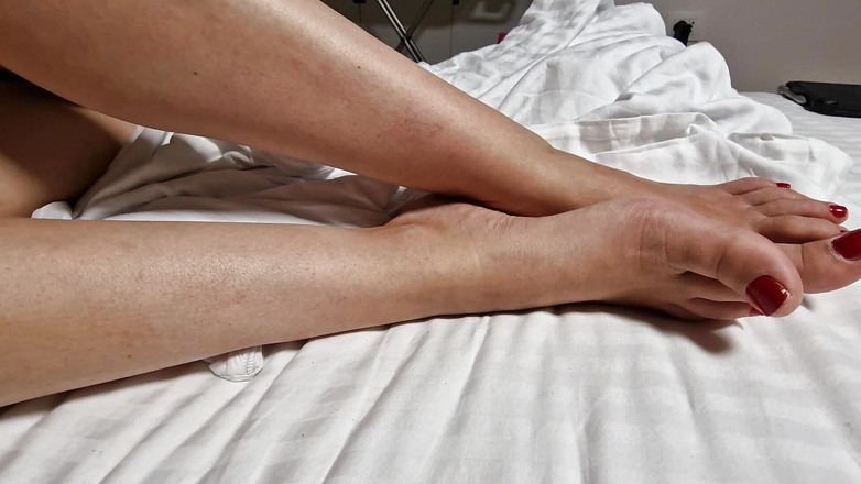 Glenn studios: Ukazuje nohy na hotelové posteli