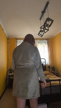 你喜欢看妈试穿内衣吗？看看她阴户上的巨大奶子和内裤。