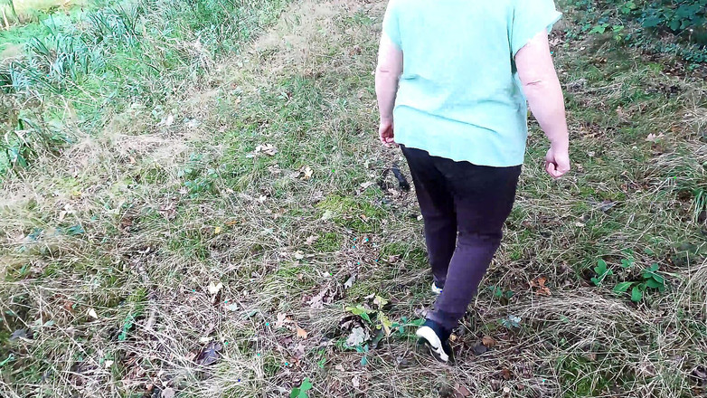 Bouncy Tits Action: Haar vagina gekweld in de hut bij het meer