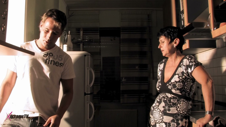 XdreamsTV: In mijn huis - mijn geile stiefmoeder heeft hulp nodig