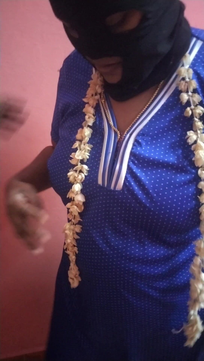Tamil lesbian: Deep Lipkiss and Hot Foreplay
