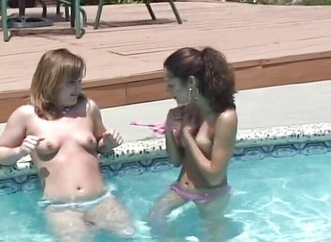 Lesbo Tube: धूप के चश्मे वाली कुतिया अपनी चूत चाट रही है