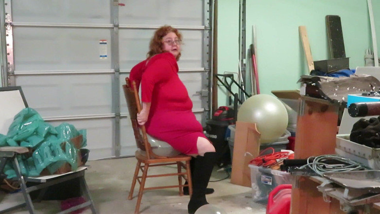 BBW nurse Vicki adventures with friends: Můj tlustý zadek pops některé obrovské jasné balónky