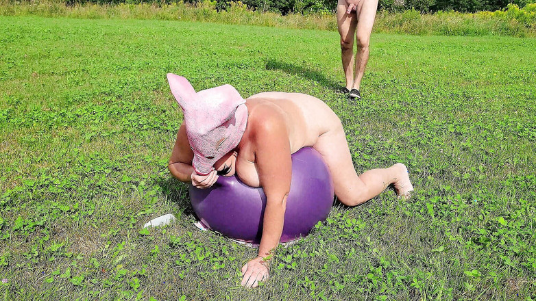 Falicha Karr: 농장에서 핫한 후장 돼지의 날