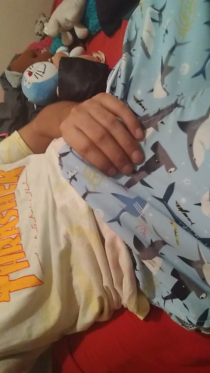 AlexAlejandro13: Touche-moi sur mes vêtements