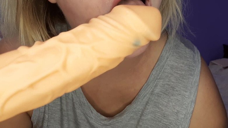 LizAngel: Juicy sucking big dildo and smoking