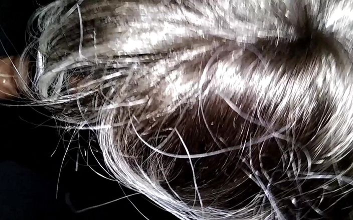 Sexsicouple: Esposa puta compartida disfrutando en cabina gloryhole con amigos