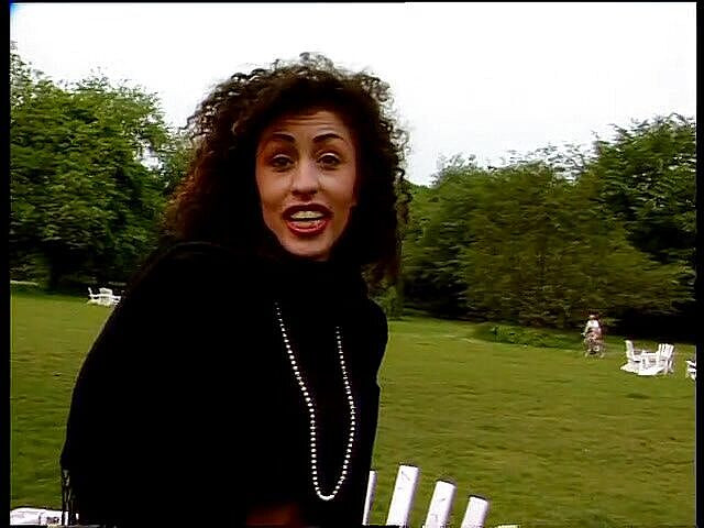 Lucky Cooch: Awek si rambut coklat bergaya memberikan temu bual di luar