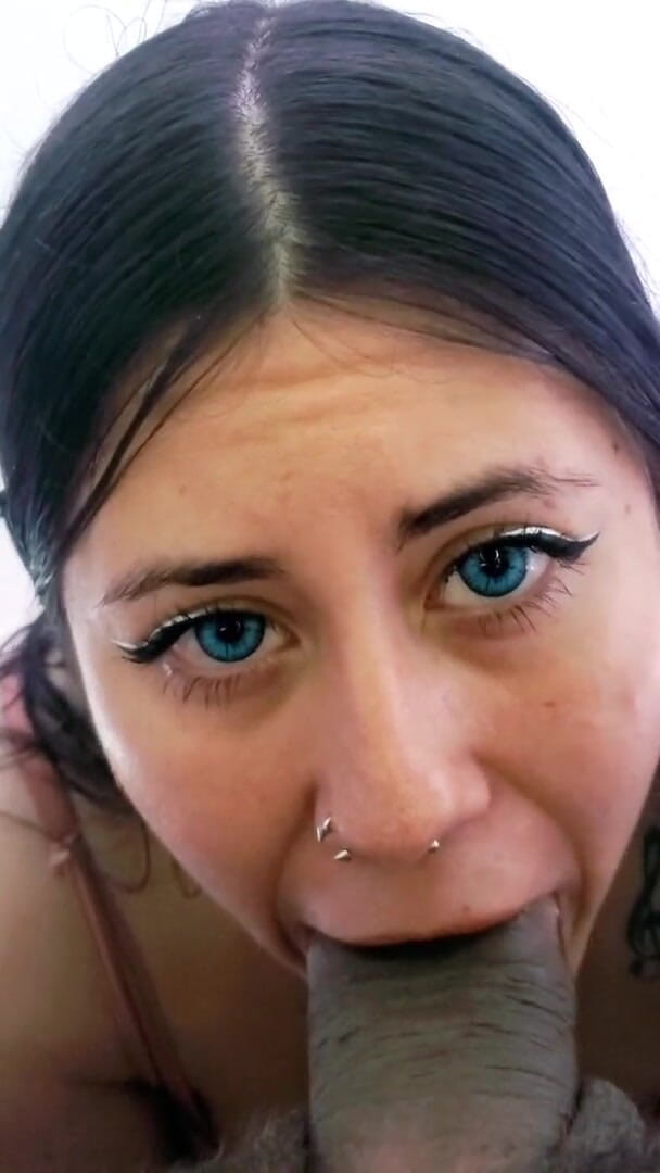 DherlyDoll: 彼女は興奮しすぎて、私にフェラチオをして、私の中から精液を出してくれました。