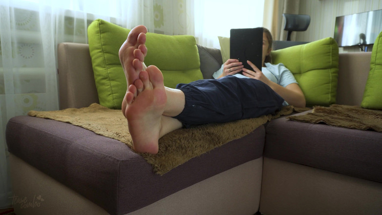 Teasecombo 4K: Sexy Teen Amateur Shows Off Her Bare Soles Foot Fetish
