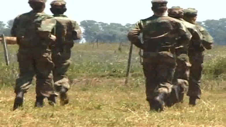 Straight fucking boy in uniform: Ošukaná 2 armádou venku