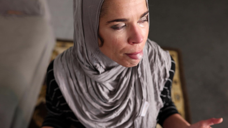 Sammi Starfish: Hidžábská MILFka - kouření polykání spermatu