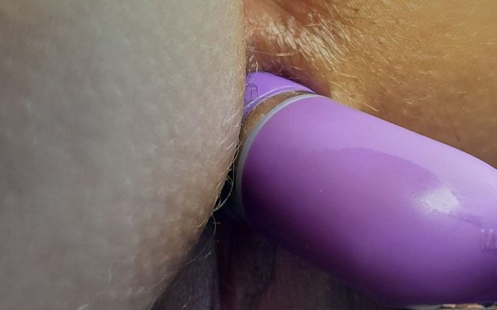Lala Licious: Si masturba con delle perline viola