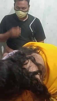 Hintli müslüman kız amcık sahibi tarafından sikiliyor