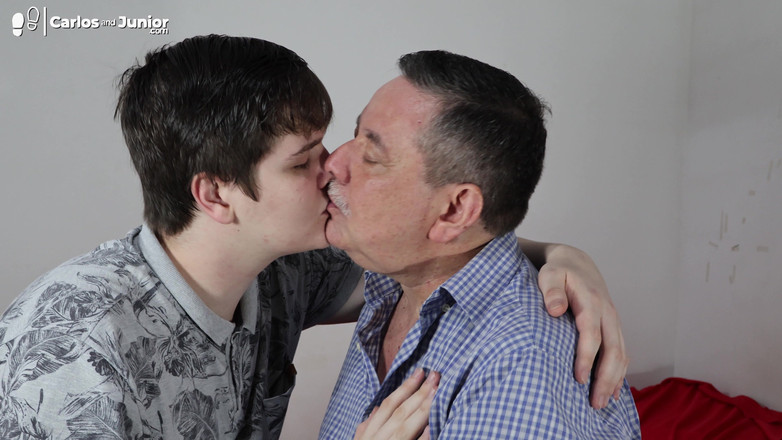 Carlos And Junior: Táta a jeho chlapec se líbají